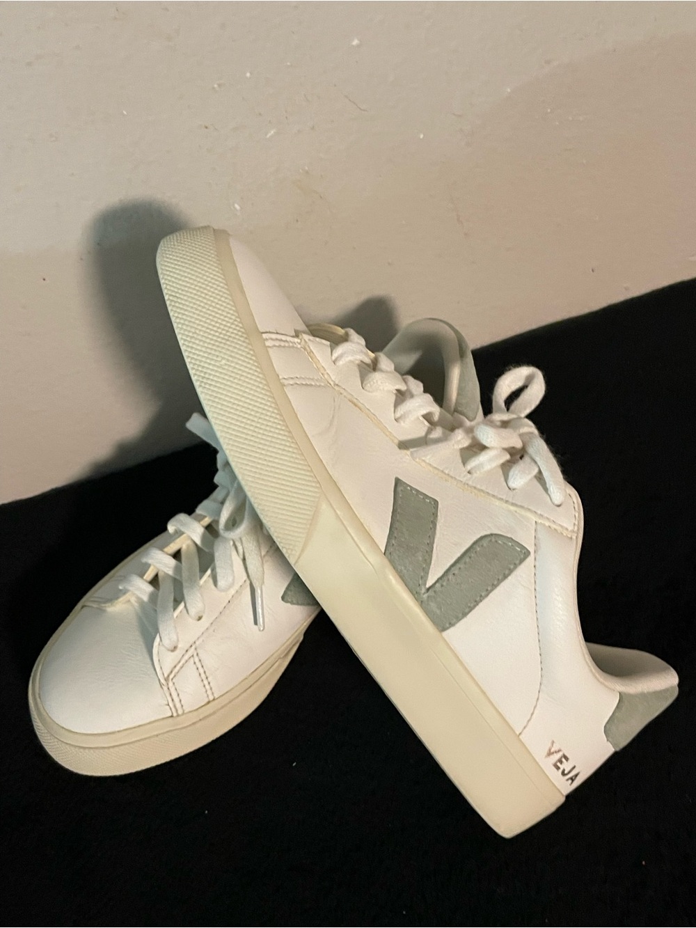 VEJA Women's Leather Sneakers White - Size US 9 / EUR 40 (Batch 4-IV-XXIII)